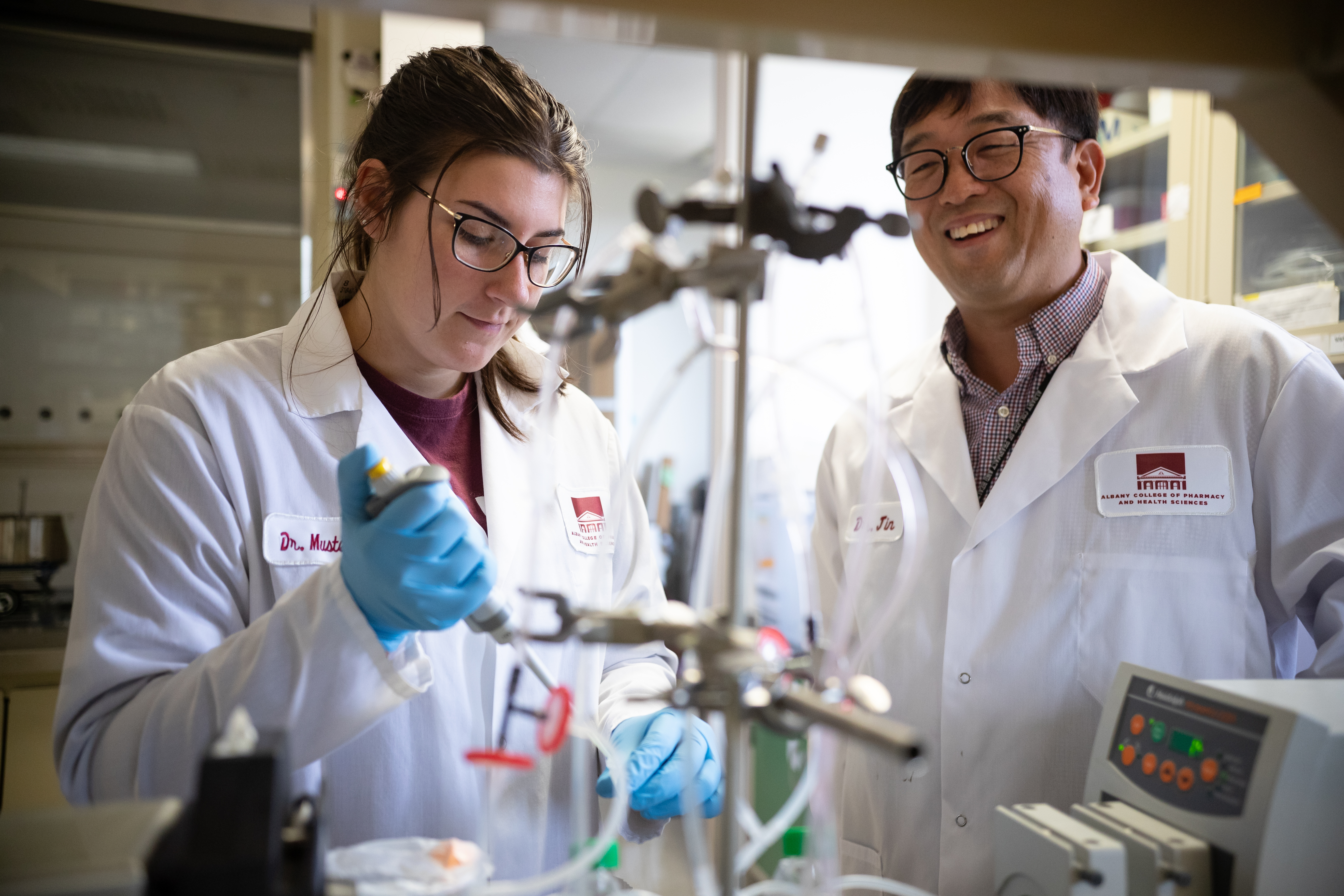 Marilaluisa Berghela and Dr. Kideok Jin in the laboratory