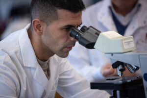 Mustafa Alobeidy at a microscope