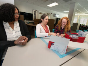 Collaboratory manager demonstrate how to do a health screening