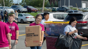 Students and staff move boxes and bags in move in day
